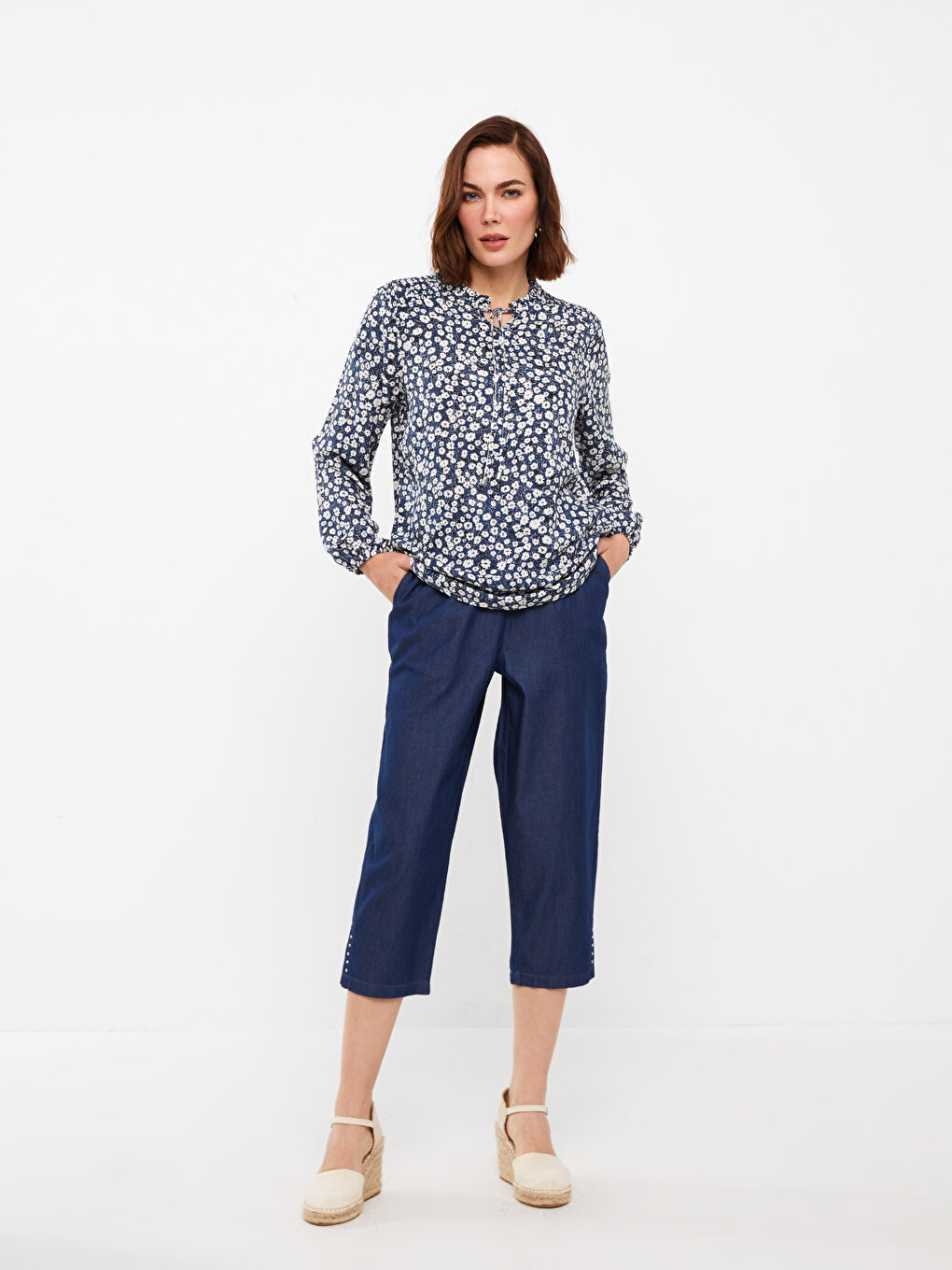 Mavi Beli Lastikli Rahat Kalıp Kadın Jean Kapri-1