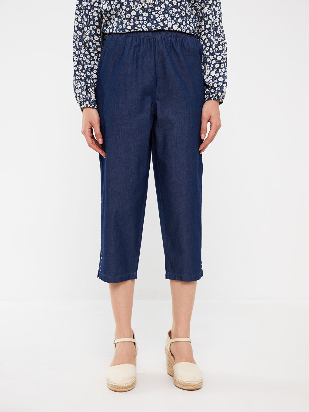 Mavi Beli Lastikli Rahat Kalıp Kadın Jean Kapri-2