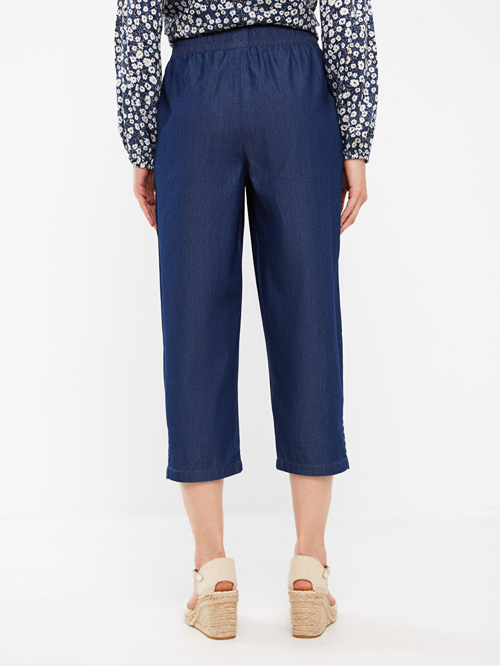 Mavi Beli Lastikli Rahat Kalıp Kadın Jean Kapri-3