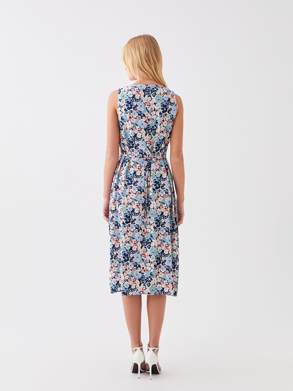 LCWAIKIKI Classic Robe Femme Évasée à Col Rond et Motif Floral -S3HB98Z8-F9C