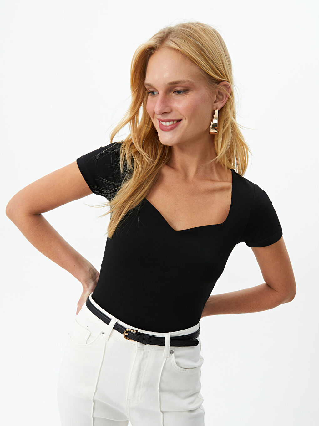 Siyah Kalp Yaka Düz Kısa Kollu Kadın Crop-1