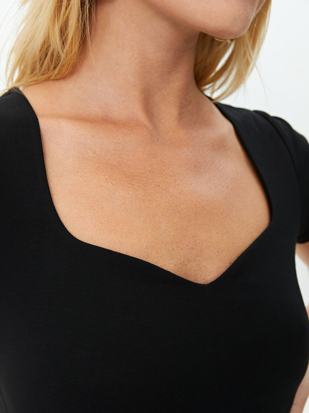 Siyah Kalp Yaka Düz Kısa Kollu Kadın Crop-3