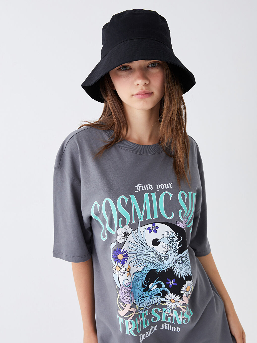 Gri Bisiklet Yaka Baskılı Kısa Kollu Oversize Kadın Tişört-1