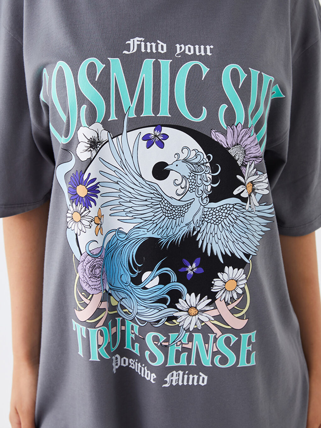 Gri Bisiklet Yaka Baskılı Kısa Kollu Oversize Kadın Tişört-3