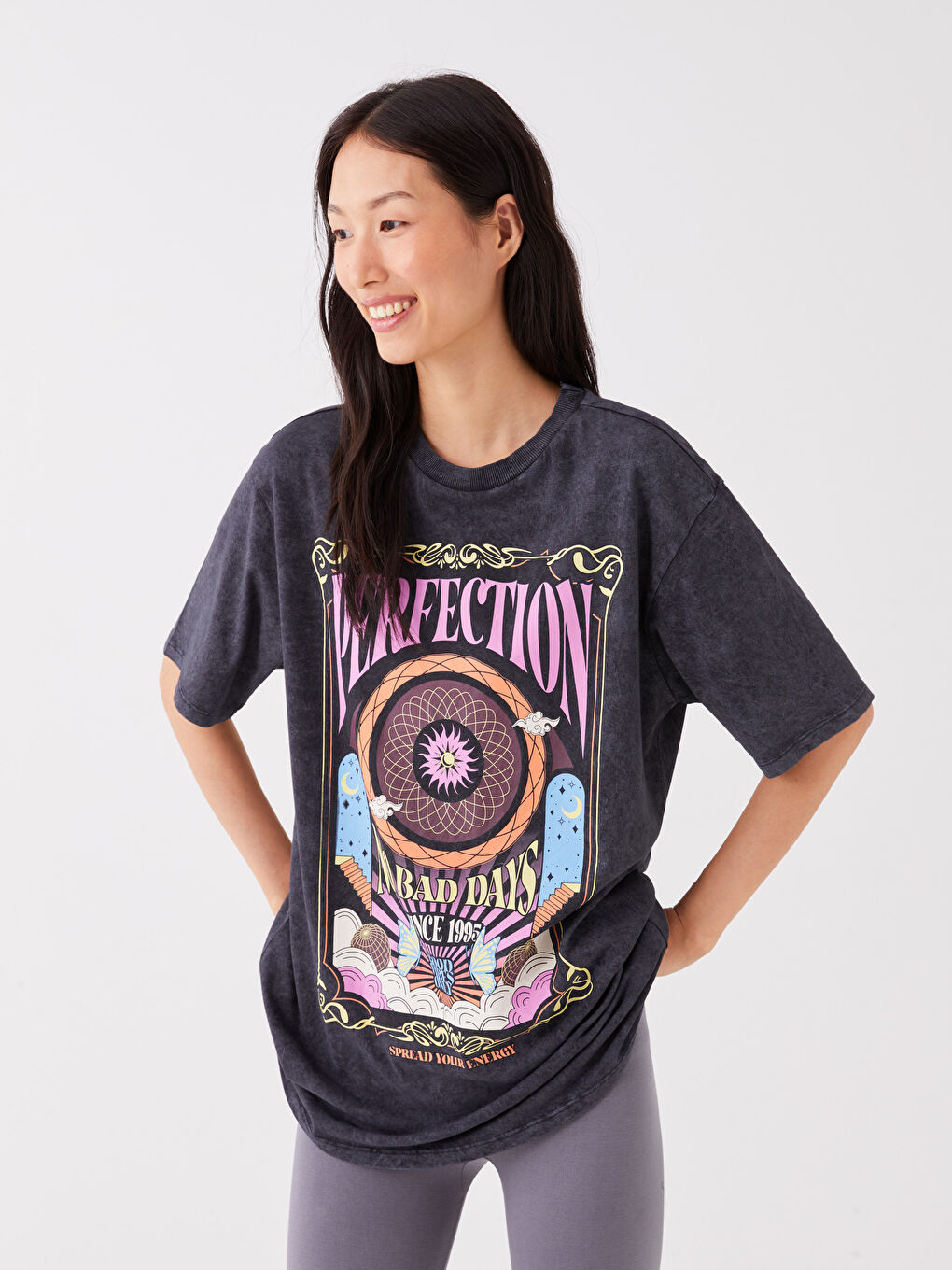 Antrasit Bisiklet Yaka Baskılı Kısa Kollu Oversize Kadın Tişört-1