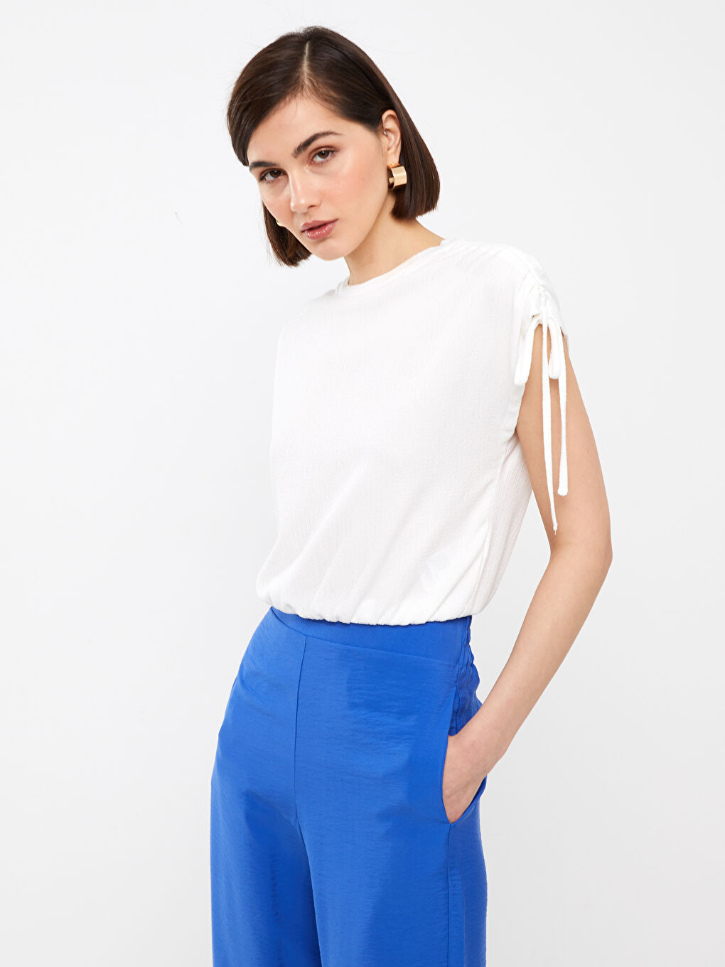 Beyaz Bisiklet Yaka Düz Kısa Kollu Kadın Crop