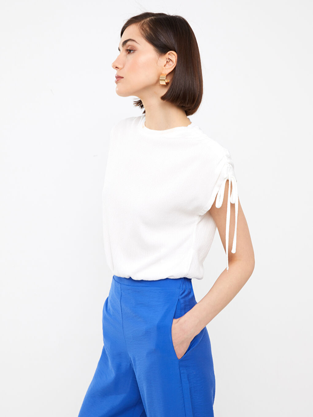 Beyaz Bisiklet Yaka Düz Kısa Kollu Kadın Crop-1