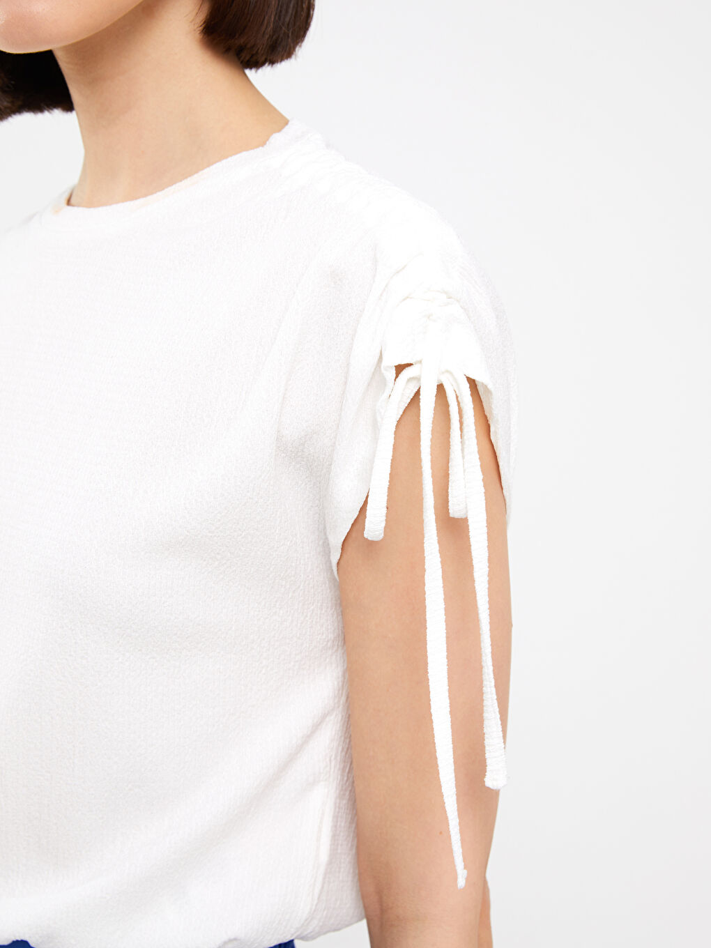 Beyaz Bisiklet Yaka Düz Kısa Kollu Kadın Crop-3