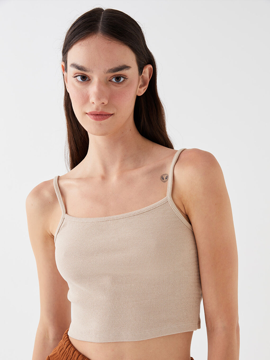 Haut Court Uni à Fines Bretelles pour Femmes avec Encolure en U-1