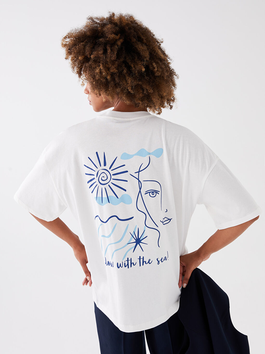 Ekru Bisiklet Yaka Nakışlı Kısa Kollu Oversize Kadın Tişört