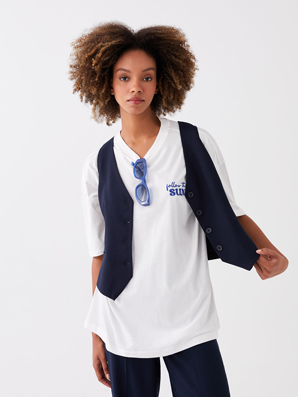 Ekru Bisiklet Yaka Nakışlı Kısa Kollu Oversize Kadın Tişört-1