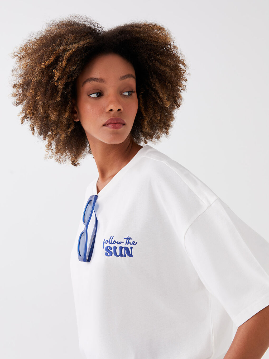 Ekru Bisiklet Yaka Nakışlı Kısa Kollu Oversize Kadın Tişört-3