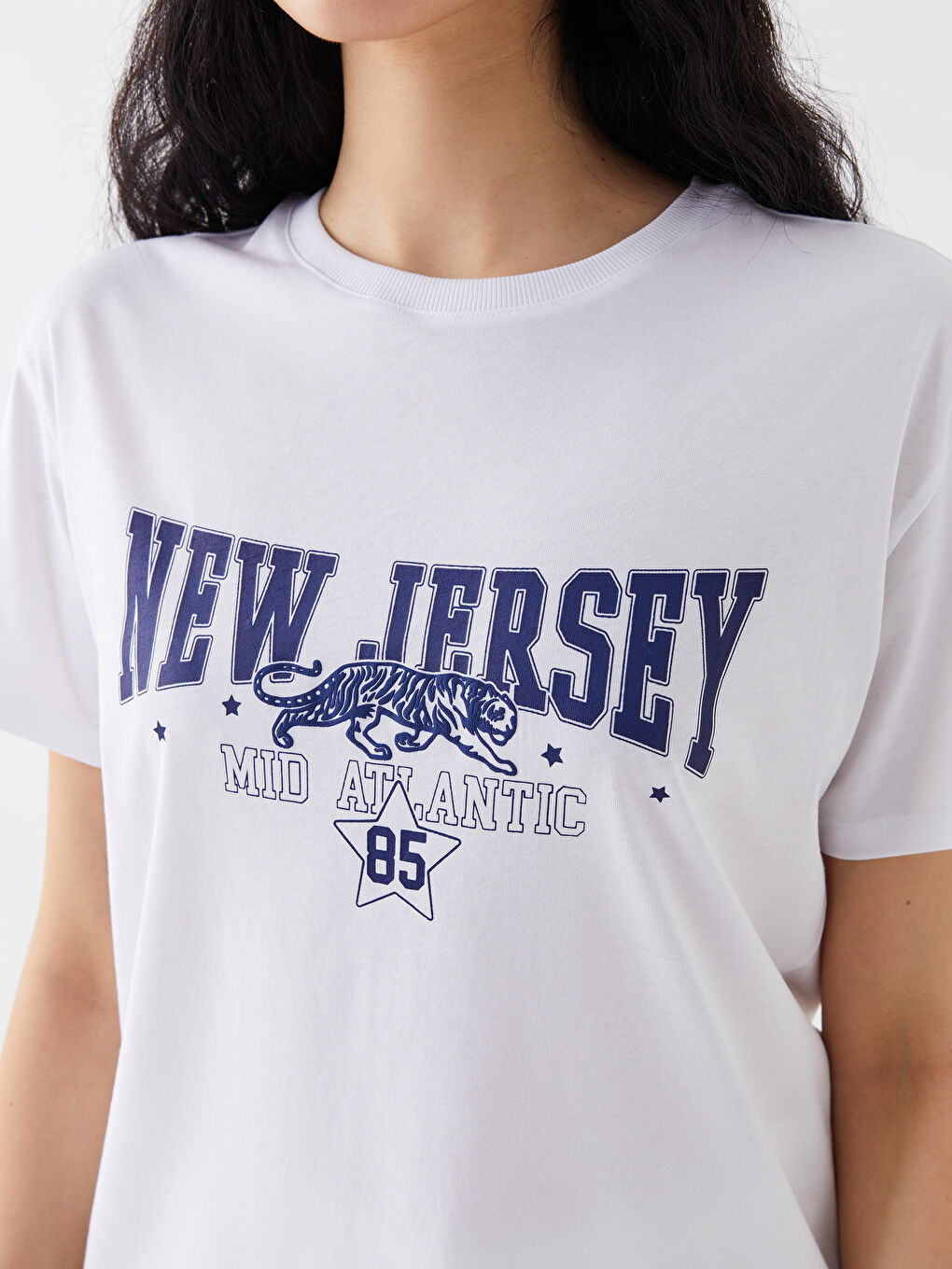 Beyaz Bisiklet Yaka Baskılı Kısa Kollu Kadın Tişört-3