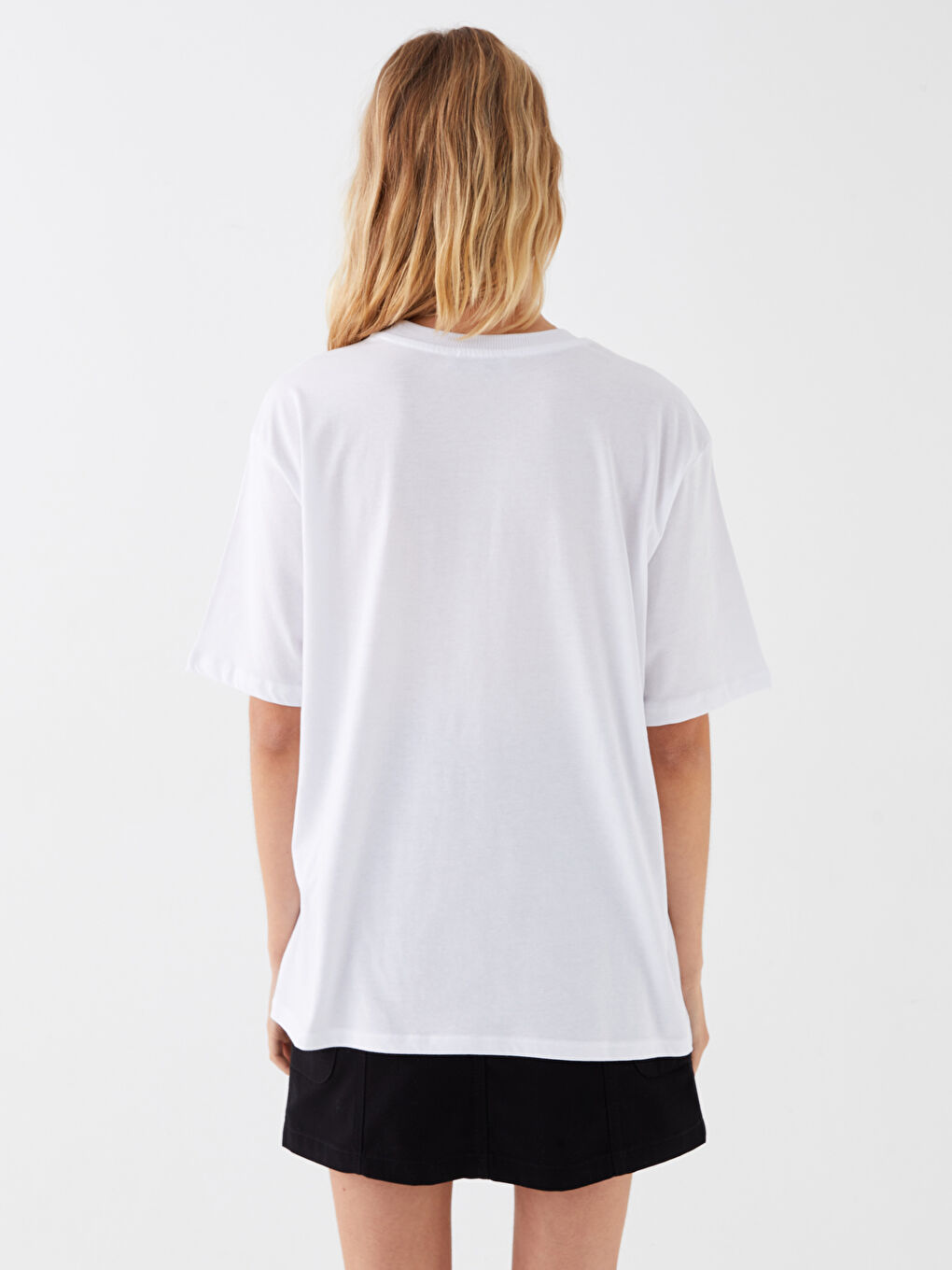 Beyaz Bisiklet Yaka Baskılı Kısa Kollu Oversize Kadın Tişört-4