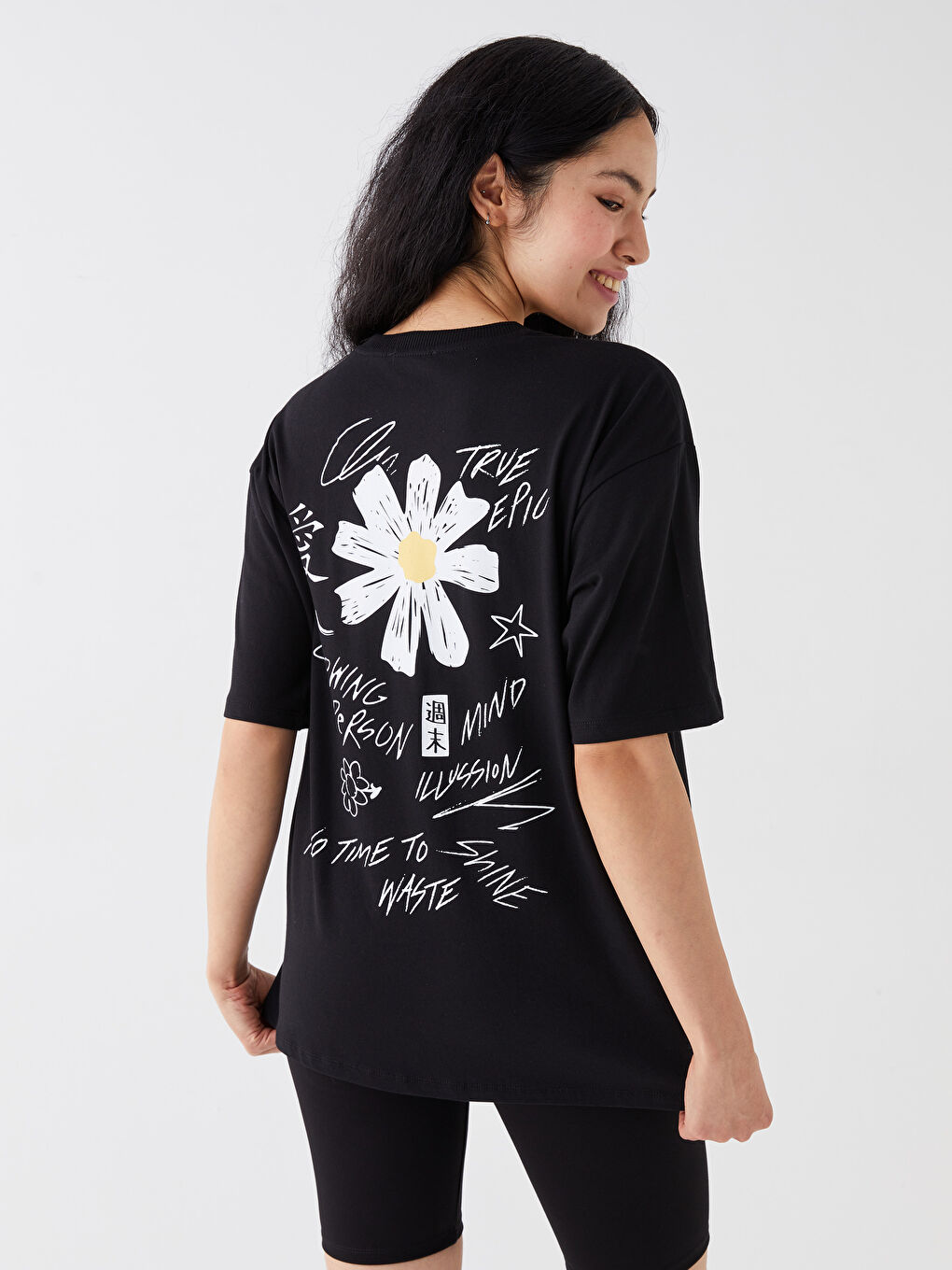 Siyah Bisiklet Yaka Baskılı Kısa Kollu Oversize Kadın Tişört