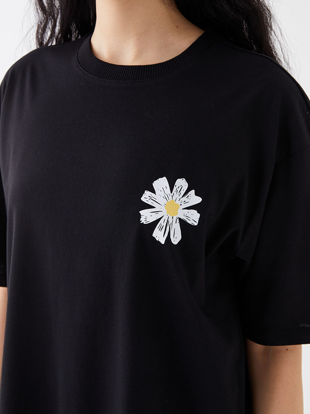 Siyah Bisiklet Yaka Baskılı Kısa Kollu Oversize Kadın Tişört-3