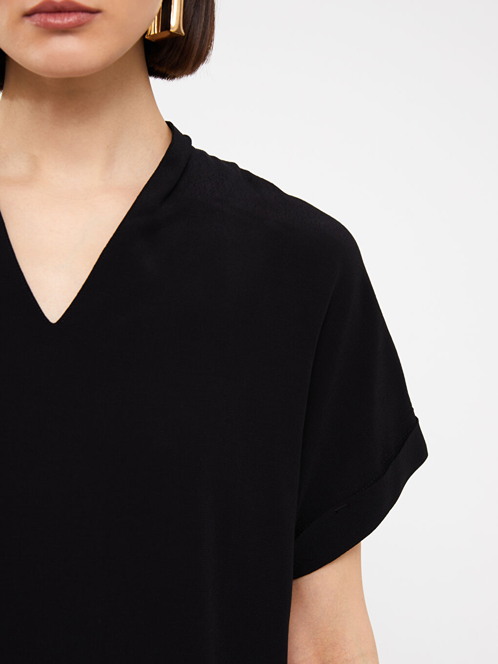 Siyah V Yaka Düz Kısa Kollu Crop Kadın Bluz-3