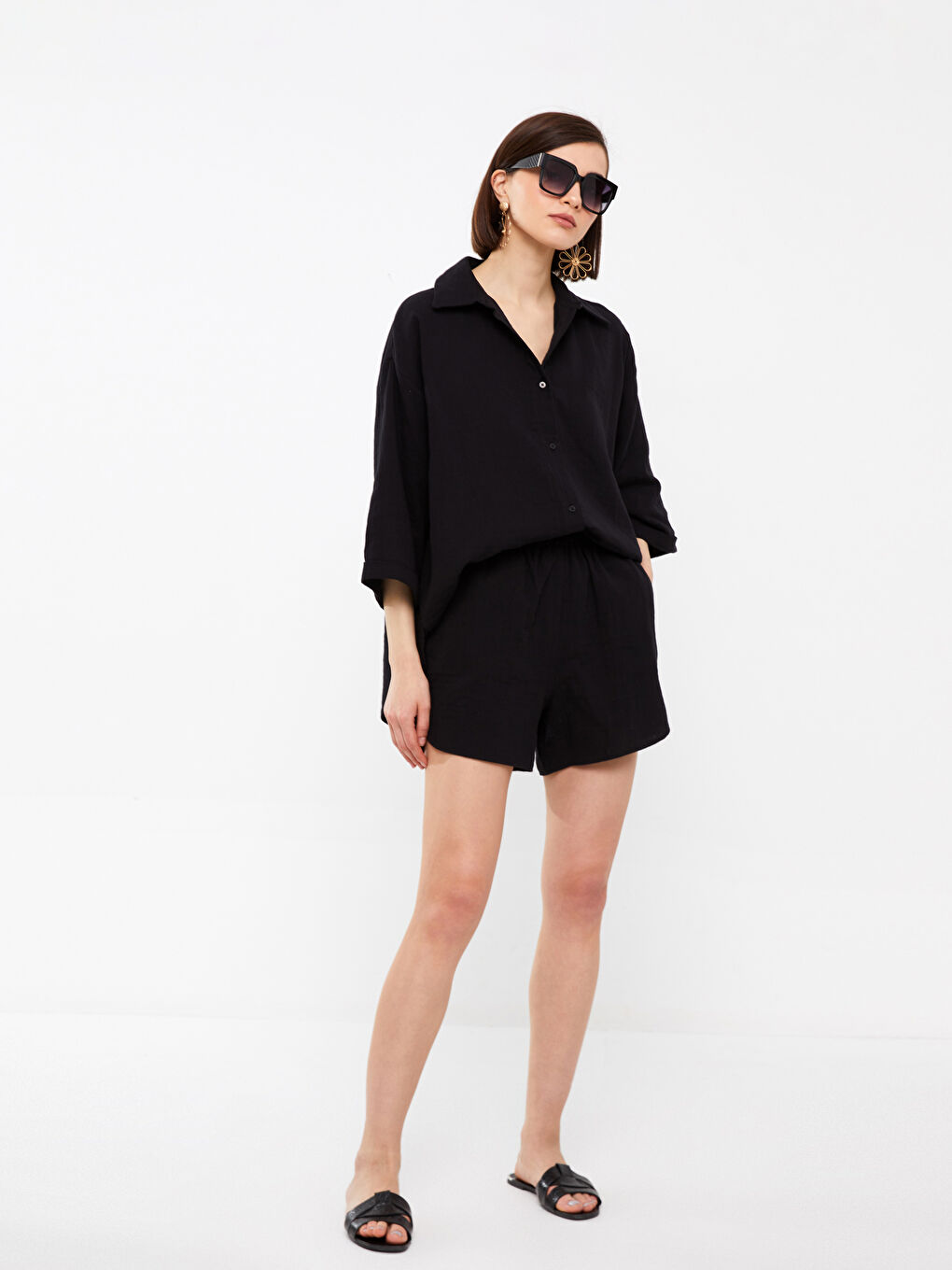 Siyah Beli Lastikli Düz Keten Görünümlü Kadın Şort-1