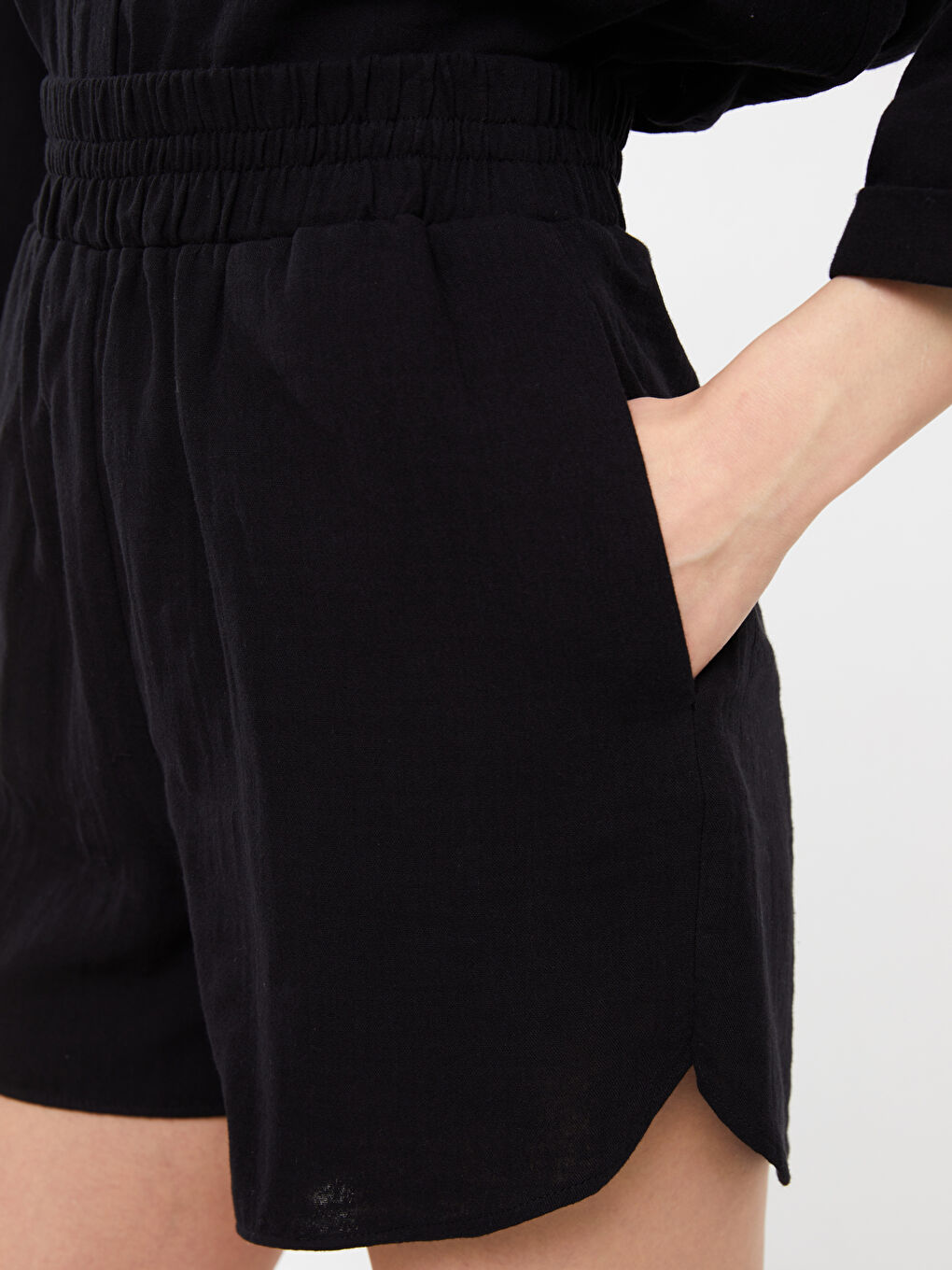 Siyah Beli Lastikli Düz Keten Görünümlü Kadın Şort-3