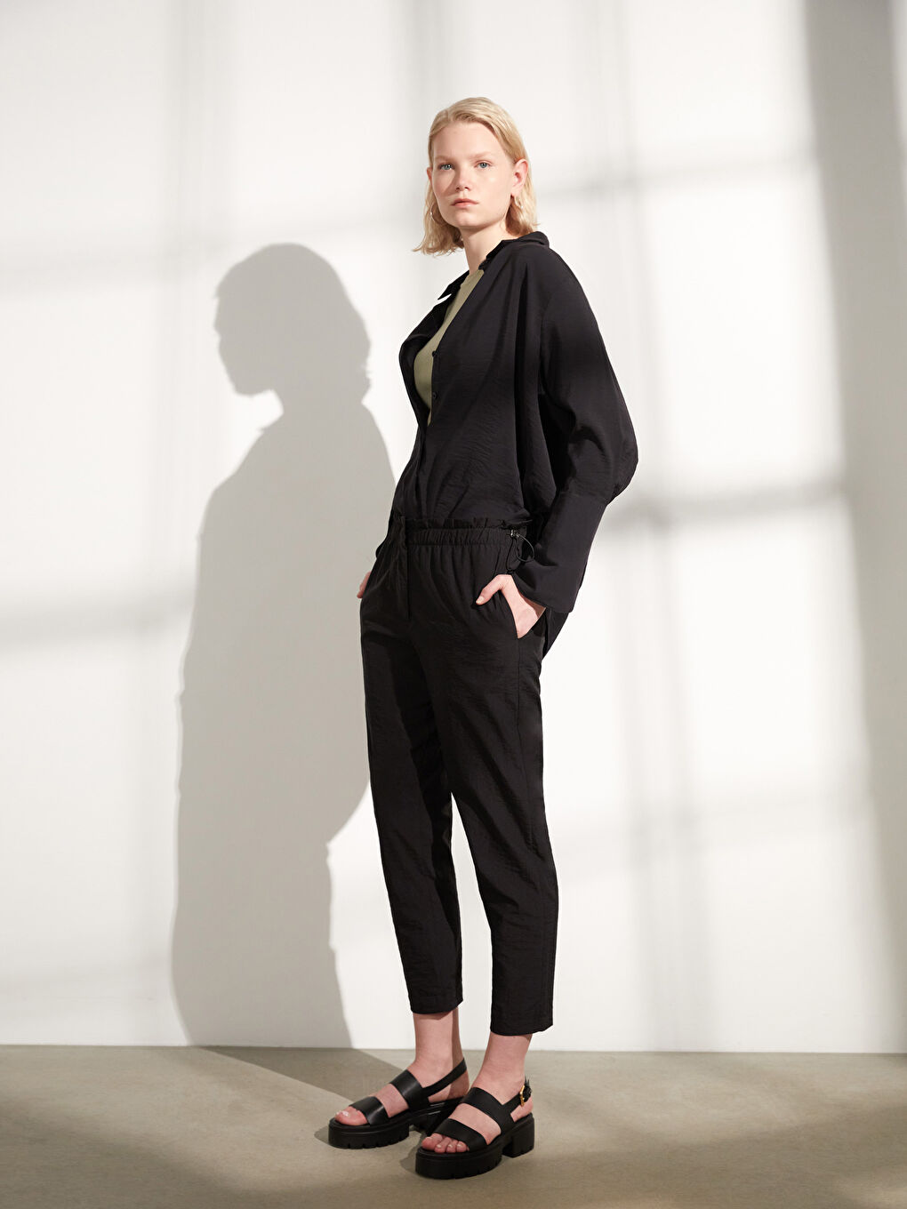 Siyah Rahat Kalıp Düz Paraşüt Kumaş Kadın Pantolon