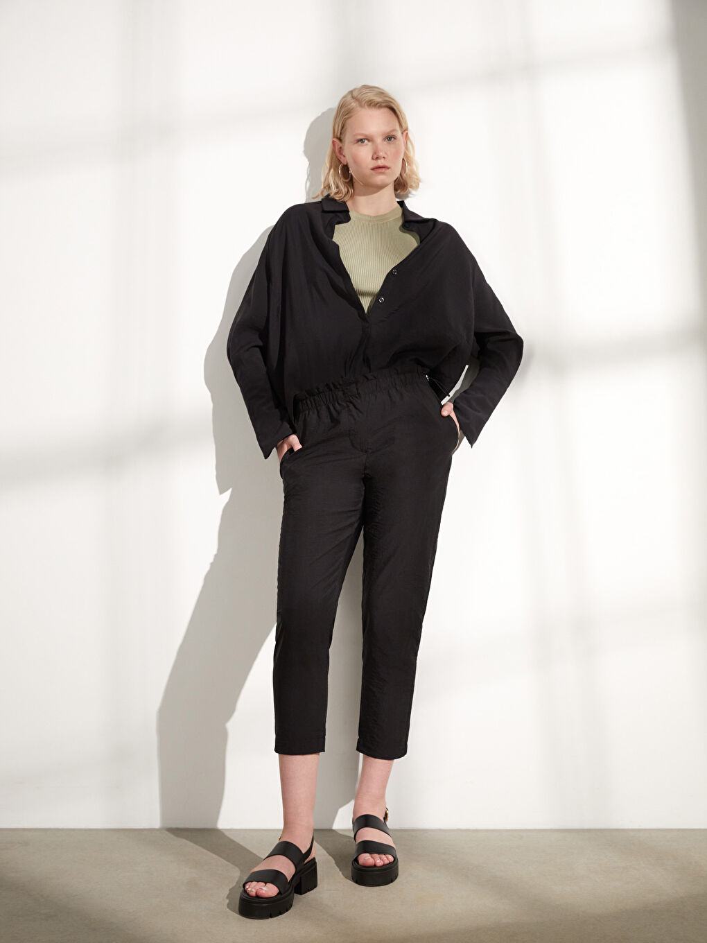 Siyah Rahat Kalıp Düz Paraşüt Kumaş Kadın Pantolon-1