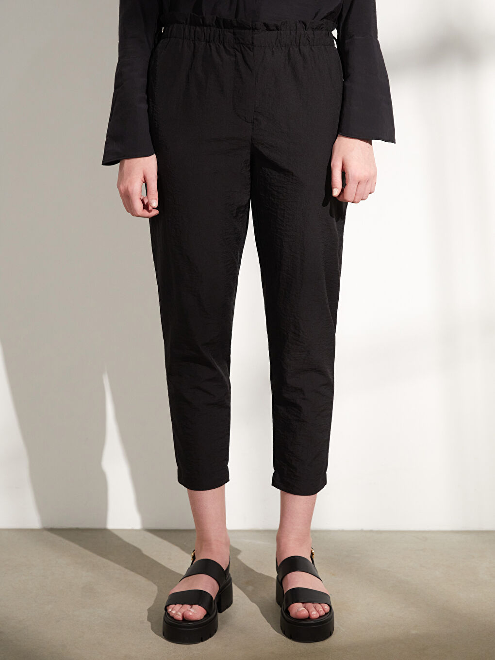 Siyah Rahat Kalıp Düz Paraşüt Kumaş Kadın Pantolon-2