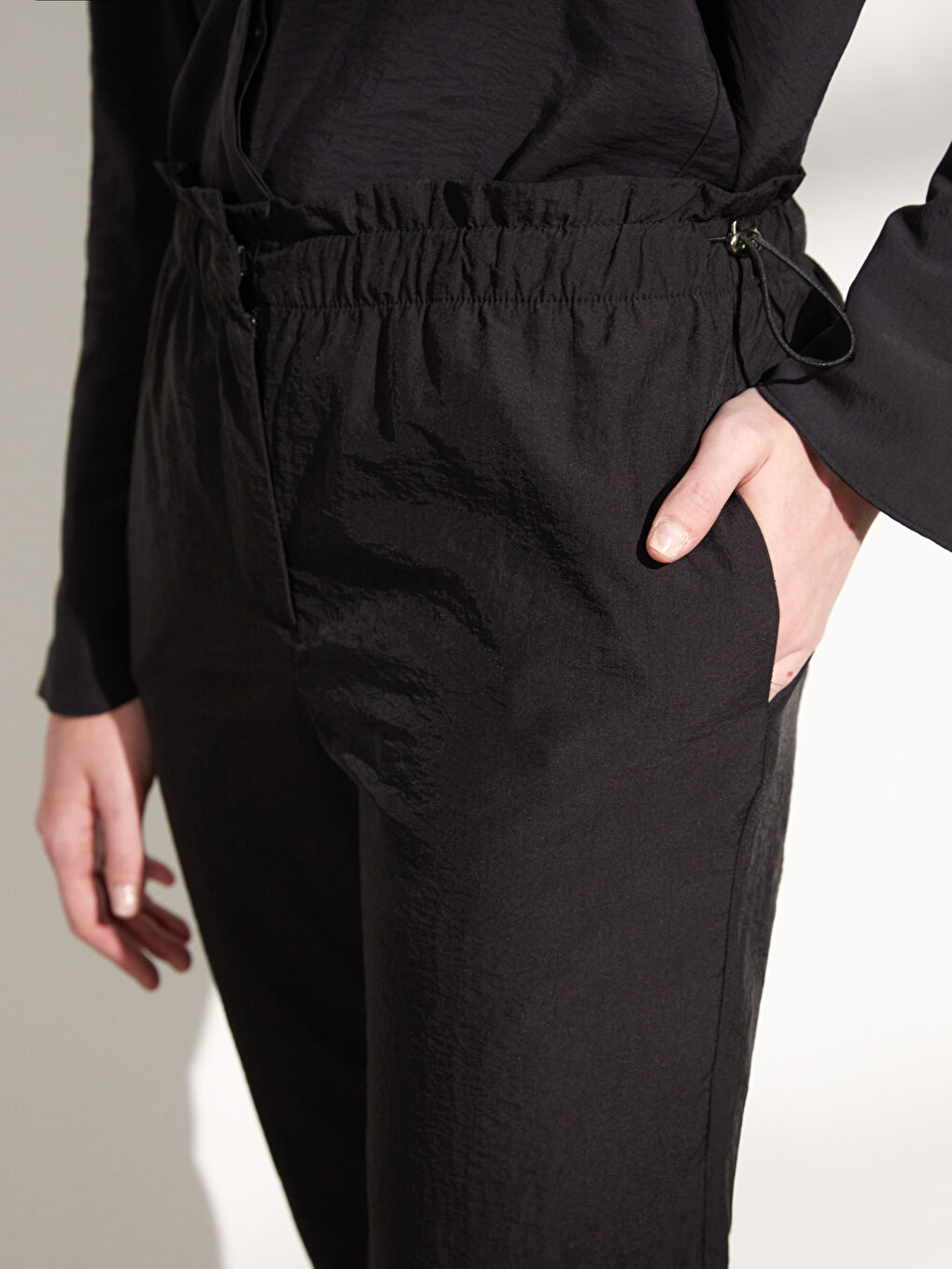 Siyah Rahat Kalıp Düz Paraşüt Kumaş Kadın Pantolon-3