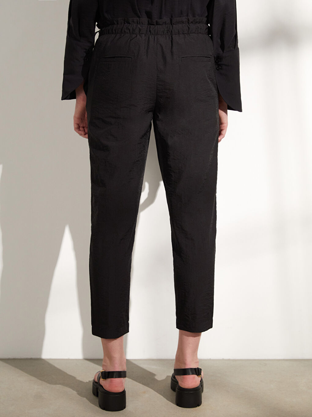 Siyah Rahat Kalıp Düz Paraşüt Kumaş Kadın Pantolon-4