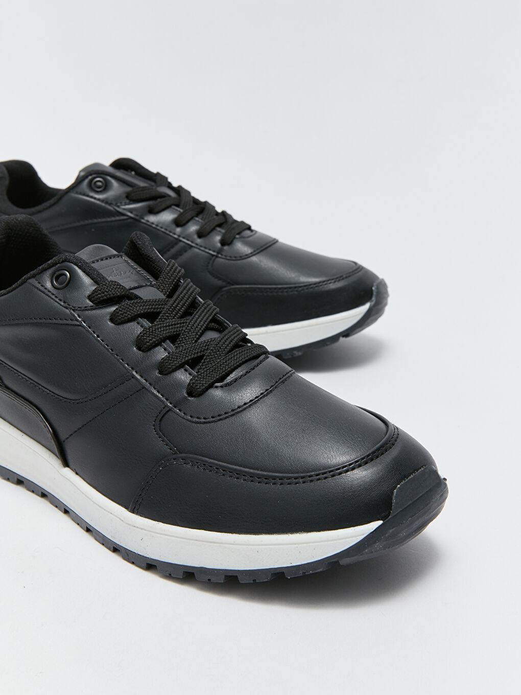 أحذية رياضية للرجال بأربطة من الجلد الصناعي-1