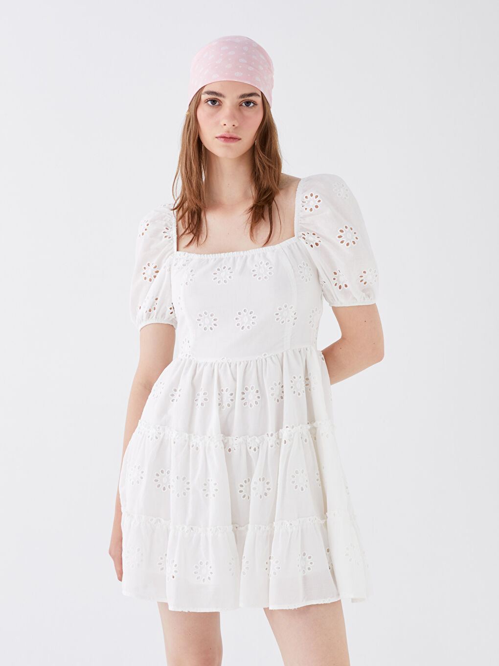 Beyaz Kare Yaka Kendinden Desenli Kısa Kollu Brode Kadın Elbise