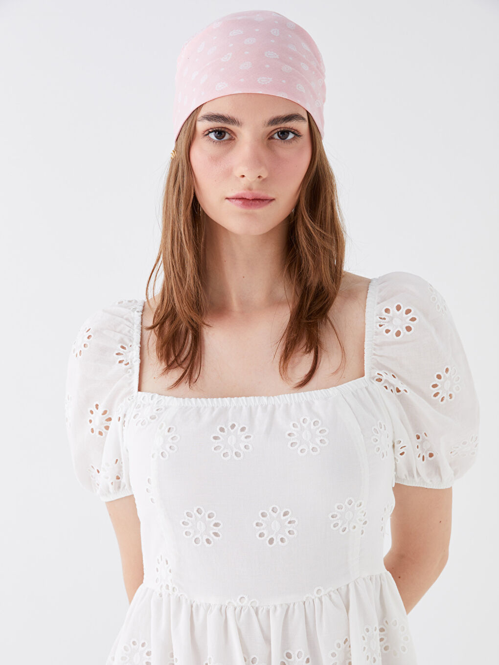 Beyaz Kare Yaka Kendinden Desenli Kısa Kollu Brode Kadın Elbise-2