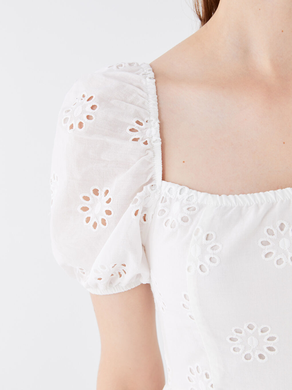 Beyaz Kare Yaka Kendinden Desenli Kısa Kollu Brode Kadın Elbise-3