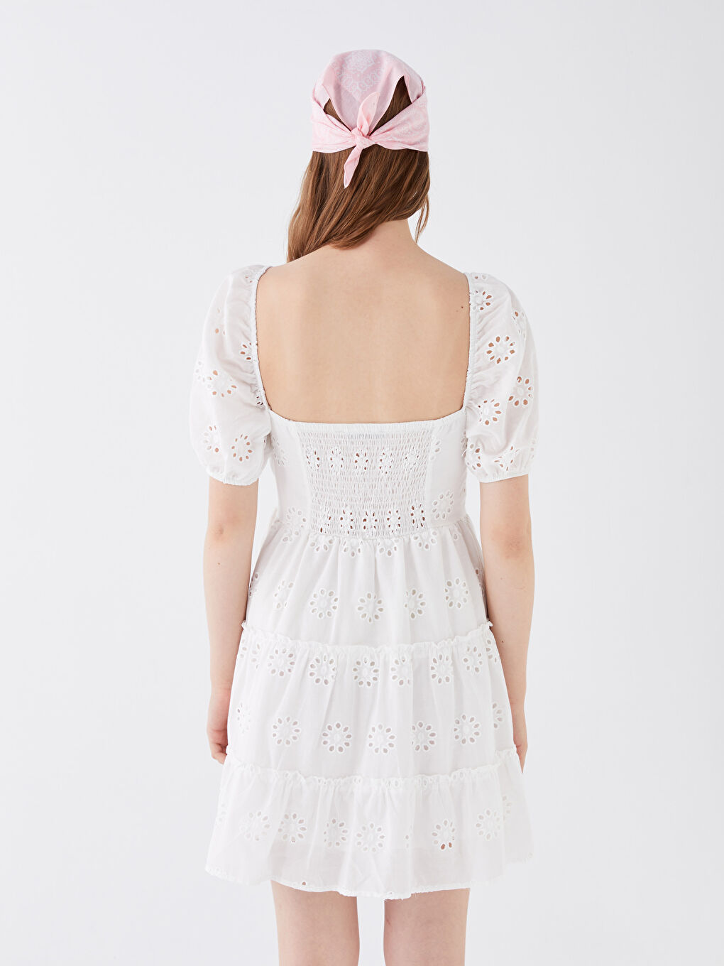 Beyaz Kare Yaka Kendinden Desenli Kısa Kollu Brode Kadın Elbise-4