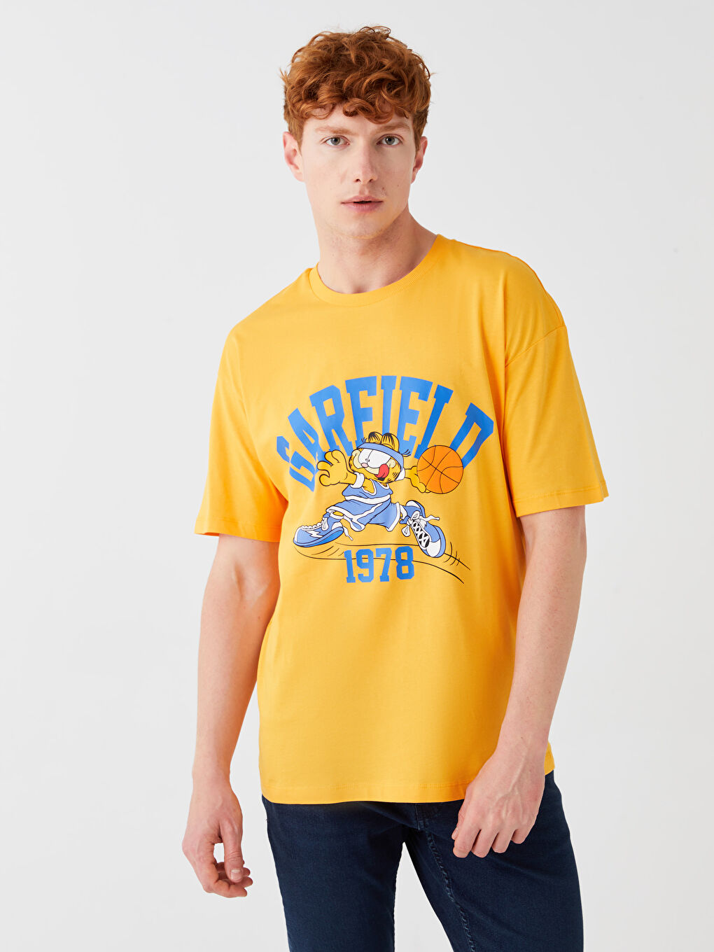 Turuncu Bisiklet Yaka Kısa Kollu Garfield Baskılı Penye Erkek Tişört