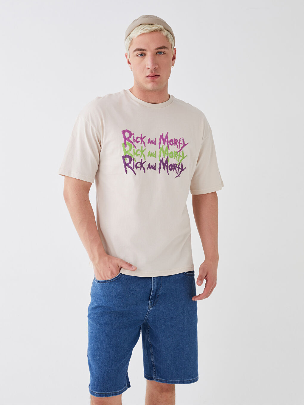 Bej Bisiklet Yaka Kısa Kollu Rick and Morty Baskılı Penye Erkek Tişört-1