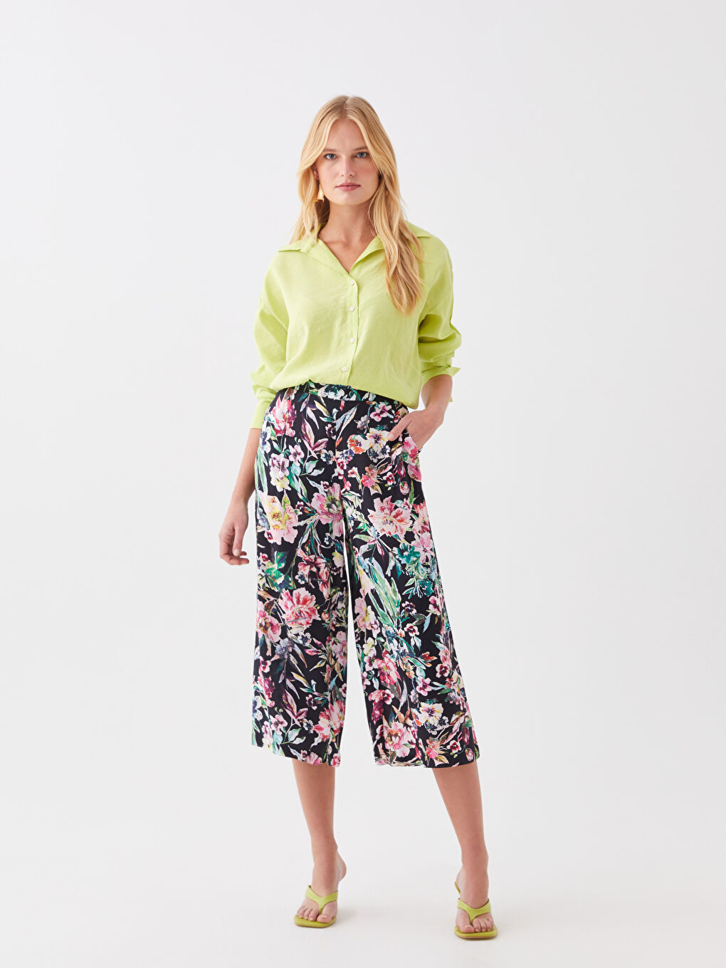 LCWAIKIKI Classic Elastic Waist Comfortable Fit Floral Women's Capri -S3HH68Z8-F9C