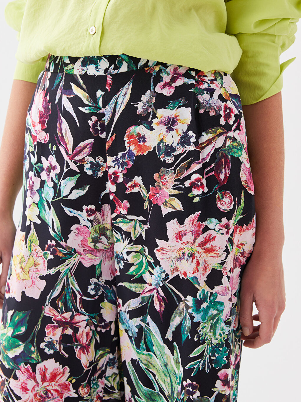 LCWAIKIKI Classic Elastic Waist Comfortable Fit Floral Women's Capri -S3HH68Z8-F9C