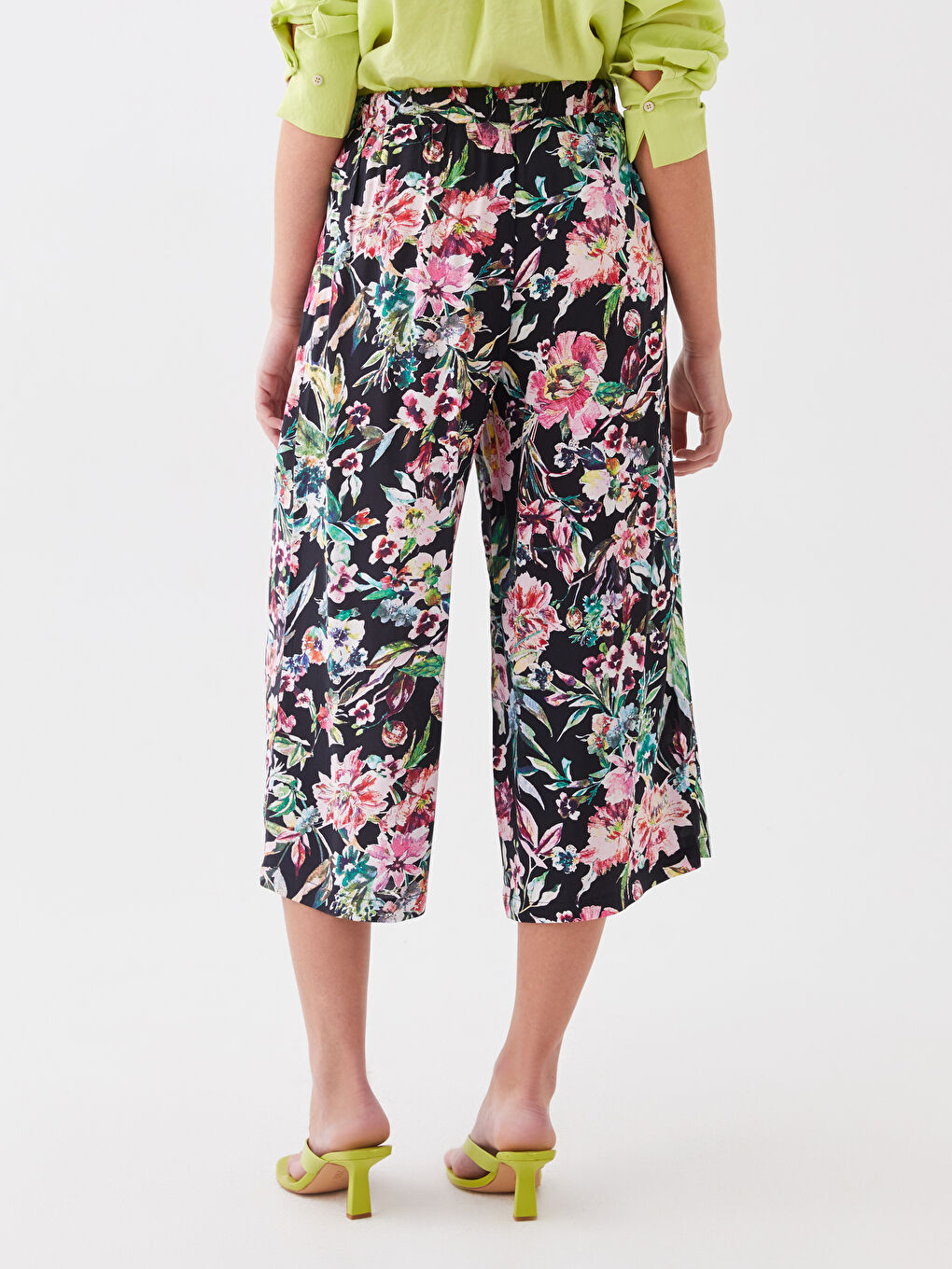 LCWAIKIKI Classic Elastic Waist Comfortable Fit Floral Women's Capri -S3HH68Z8-F9C