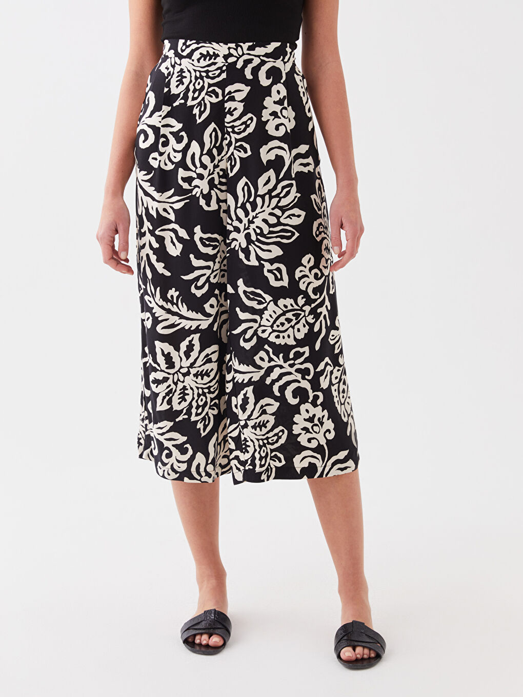 Elastic Waist Comfortable Fit Floral Women's Capri-2