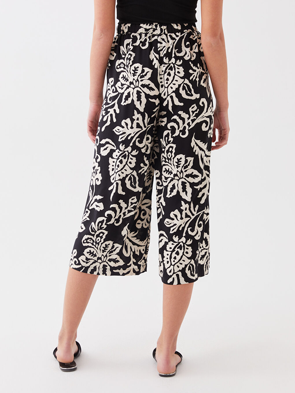 Elastic Waist Comfortable Fit Floral Women's Capri-3