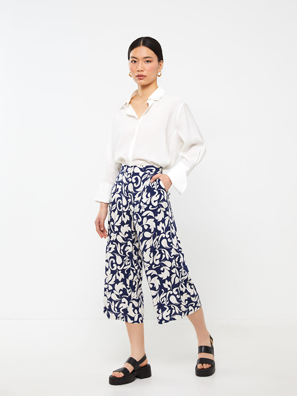 بنطلون كابري مُزهر بخصر مرن وواسع للسيدات-1