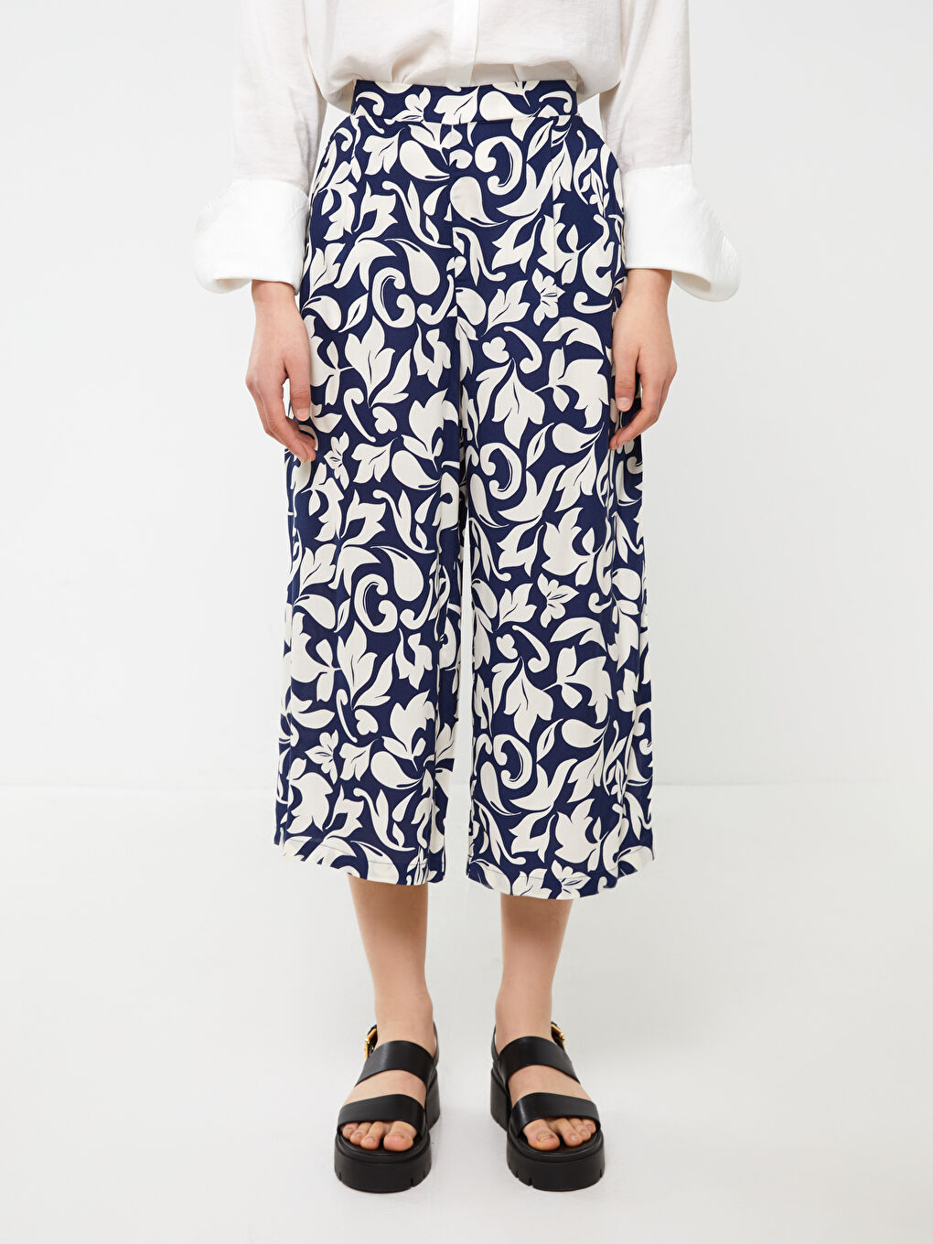 بنطلون كابري مُزهر بخصر مرن وواسع للسيدات-3