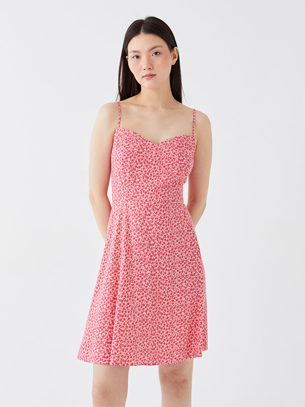 فستان للسيدات بِحَمّالات بنقشة مُزهر وياقة على شكل قلب