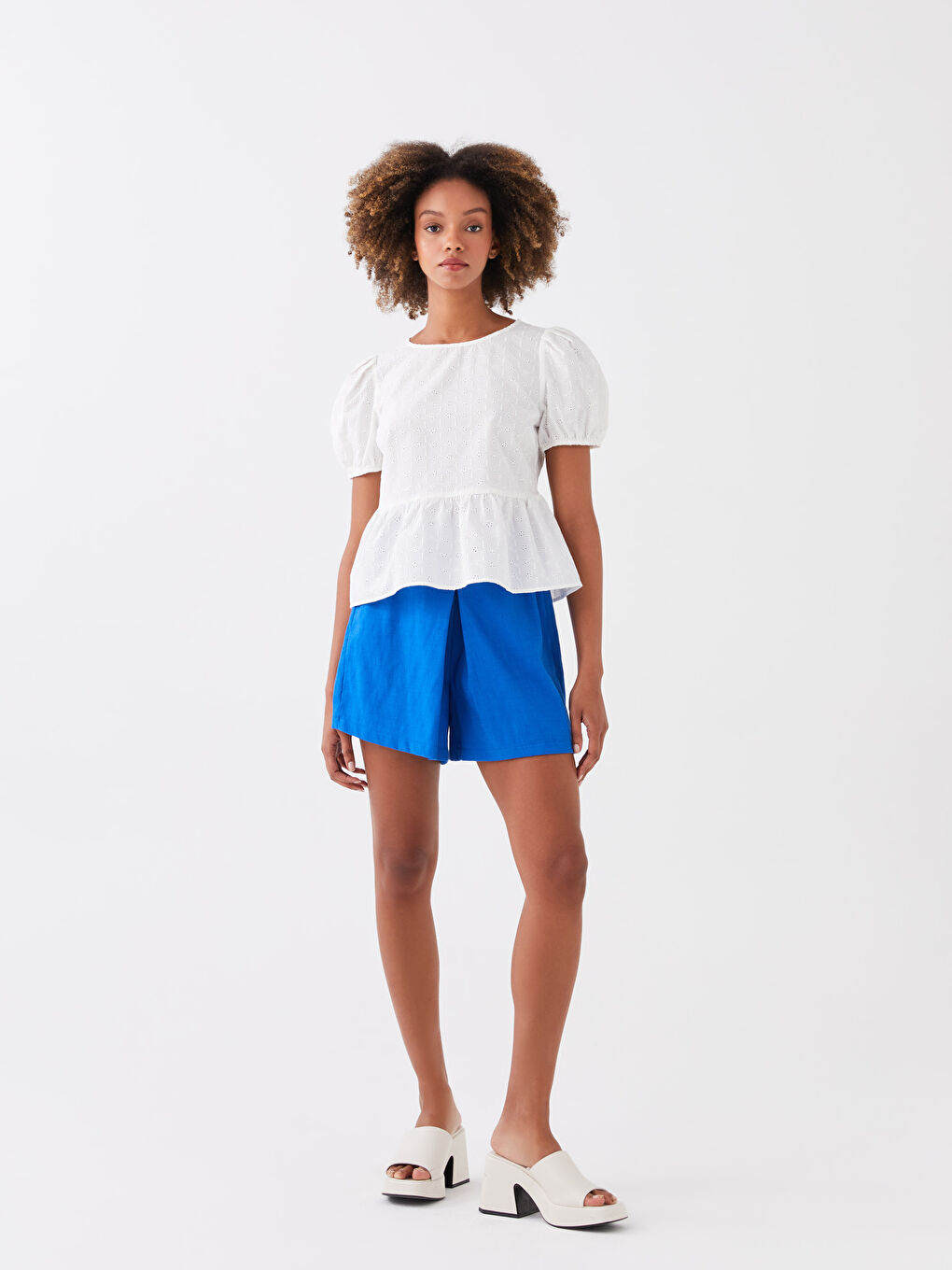 بلوزة نسائية بياقة دائرية منقوشة كم قصير تطريز-1