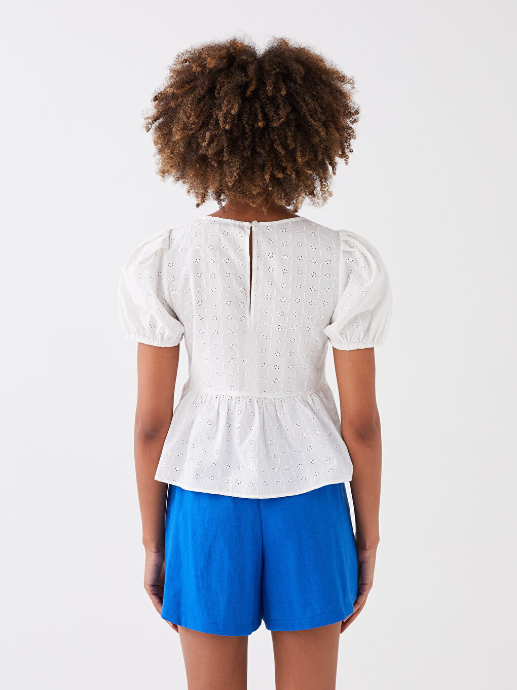 بلوزة نسائية بياقة دائرية منقوشة كم قصير تطريز-3