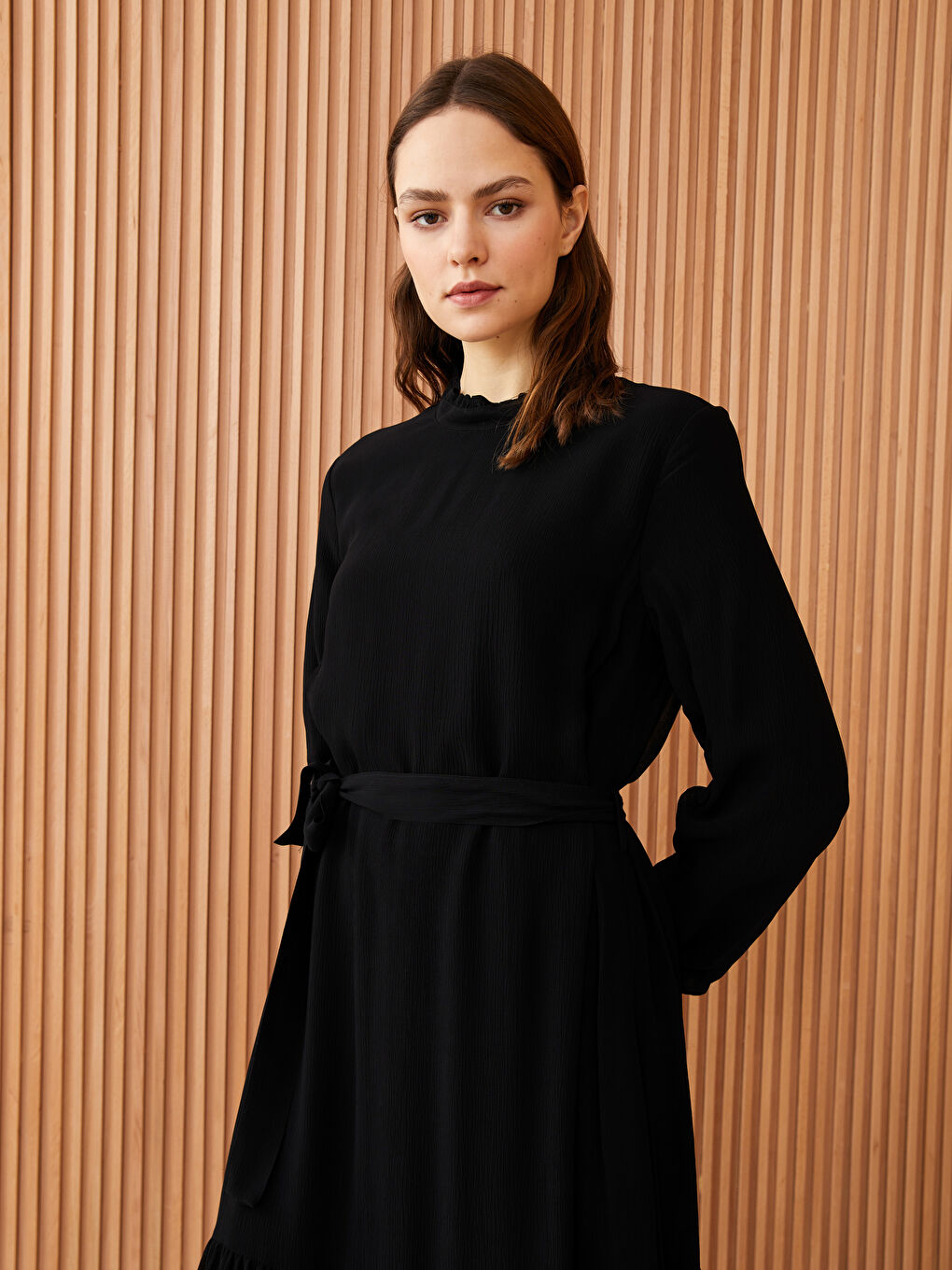 Siyah Fırfırlı Dik Yaka Düz Uzun Kollu Kadın Elbise-2