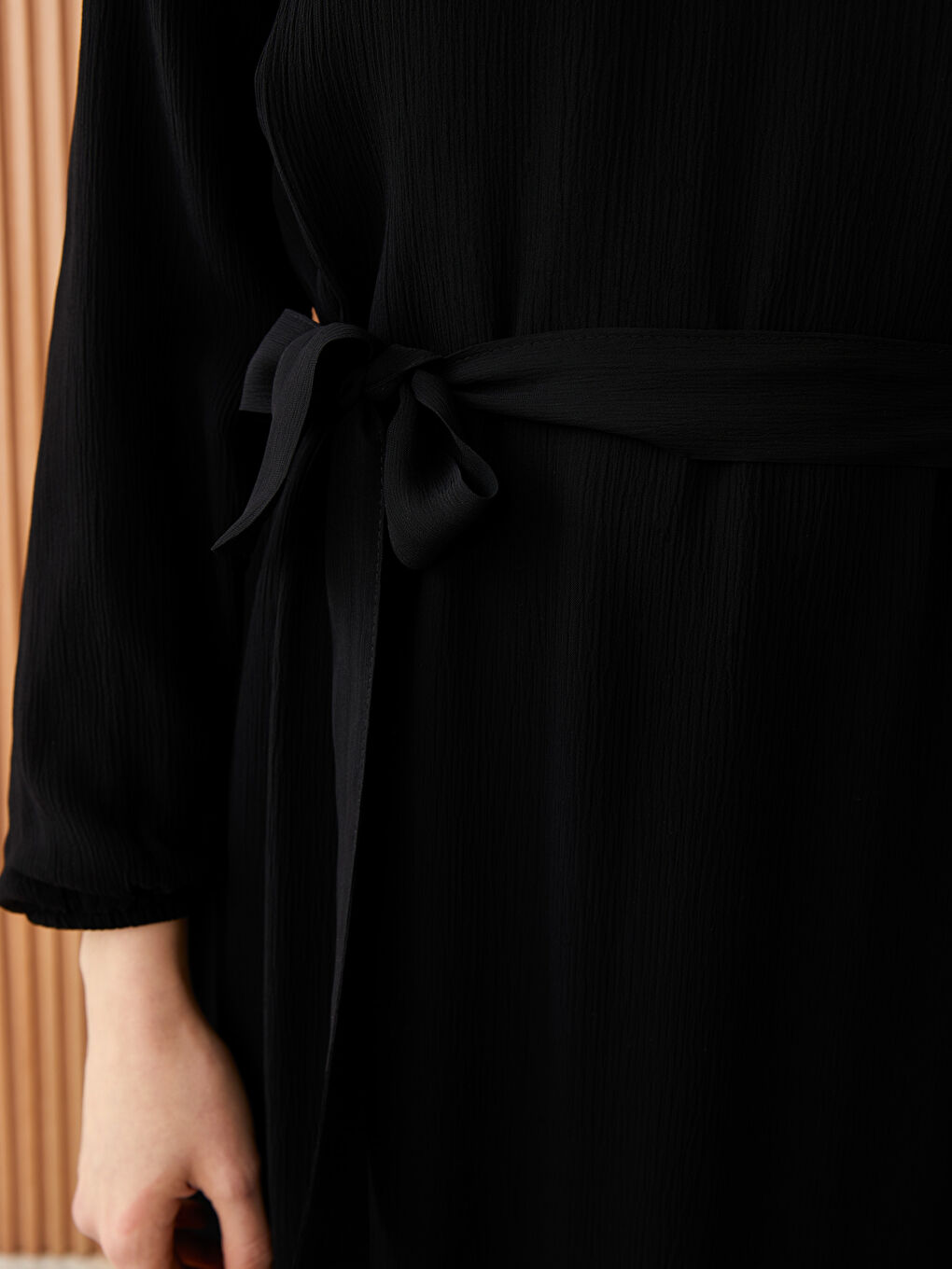 Siyah Fırfırlı Dik Yaka Düz Uzun Kollu Kadın Elbise-3