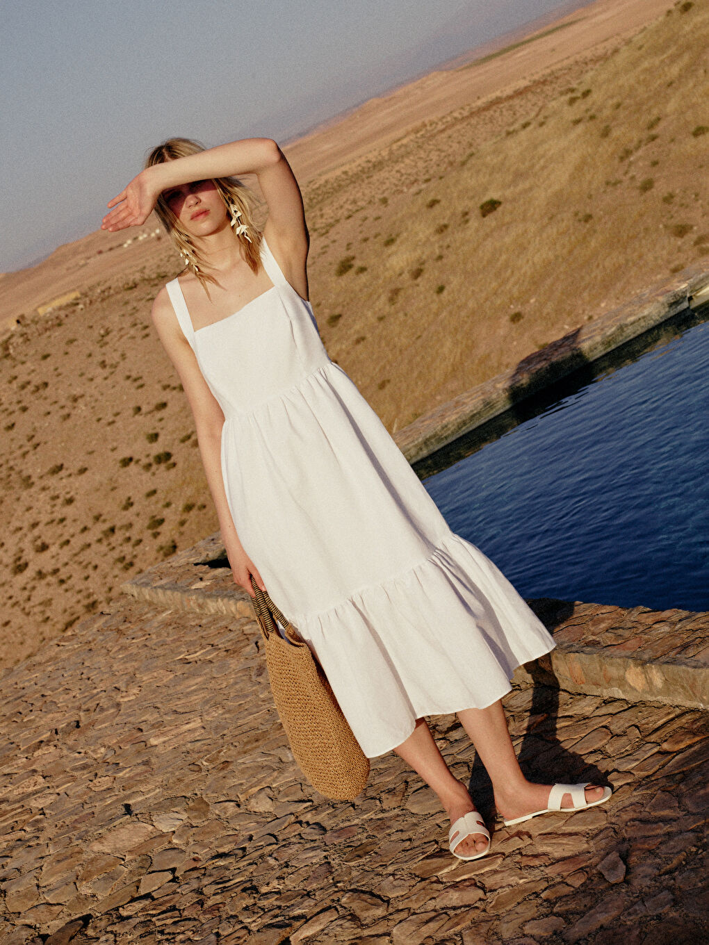 Beyaz Kare Yaka Düz Askılı Keten Karışımlı Kadın Elbise