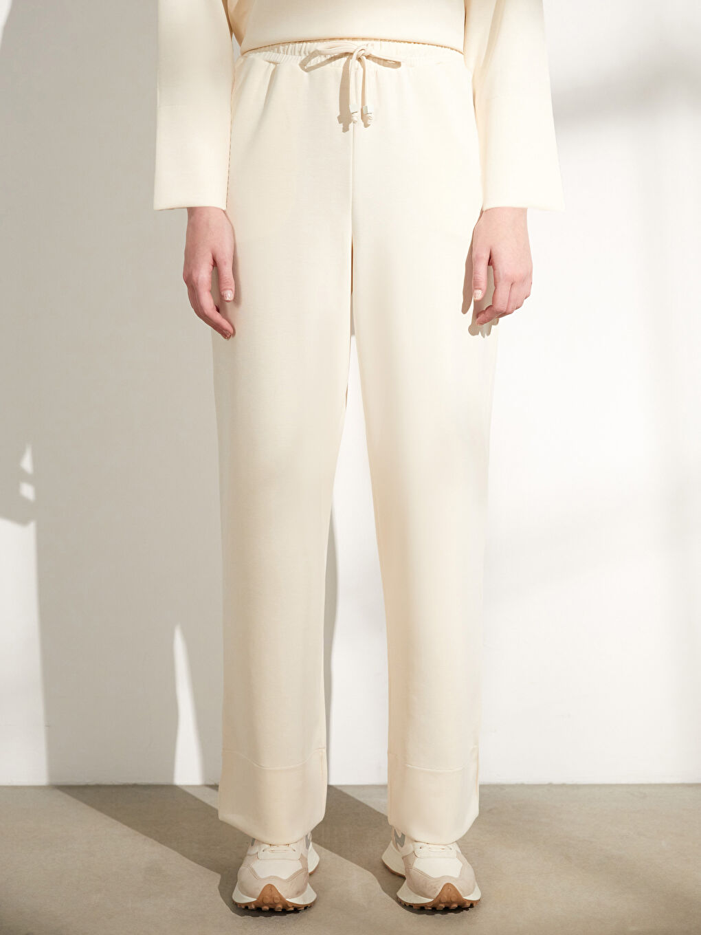 Ekru Beli Lastikli Düz Geniş Paça Kadın Eşofman Altı-2