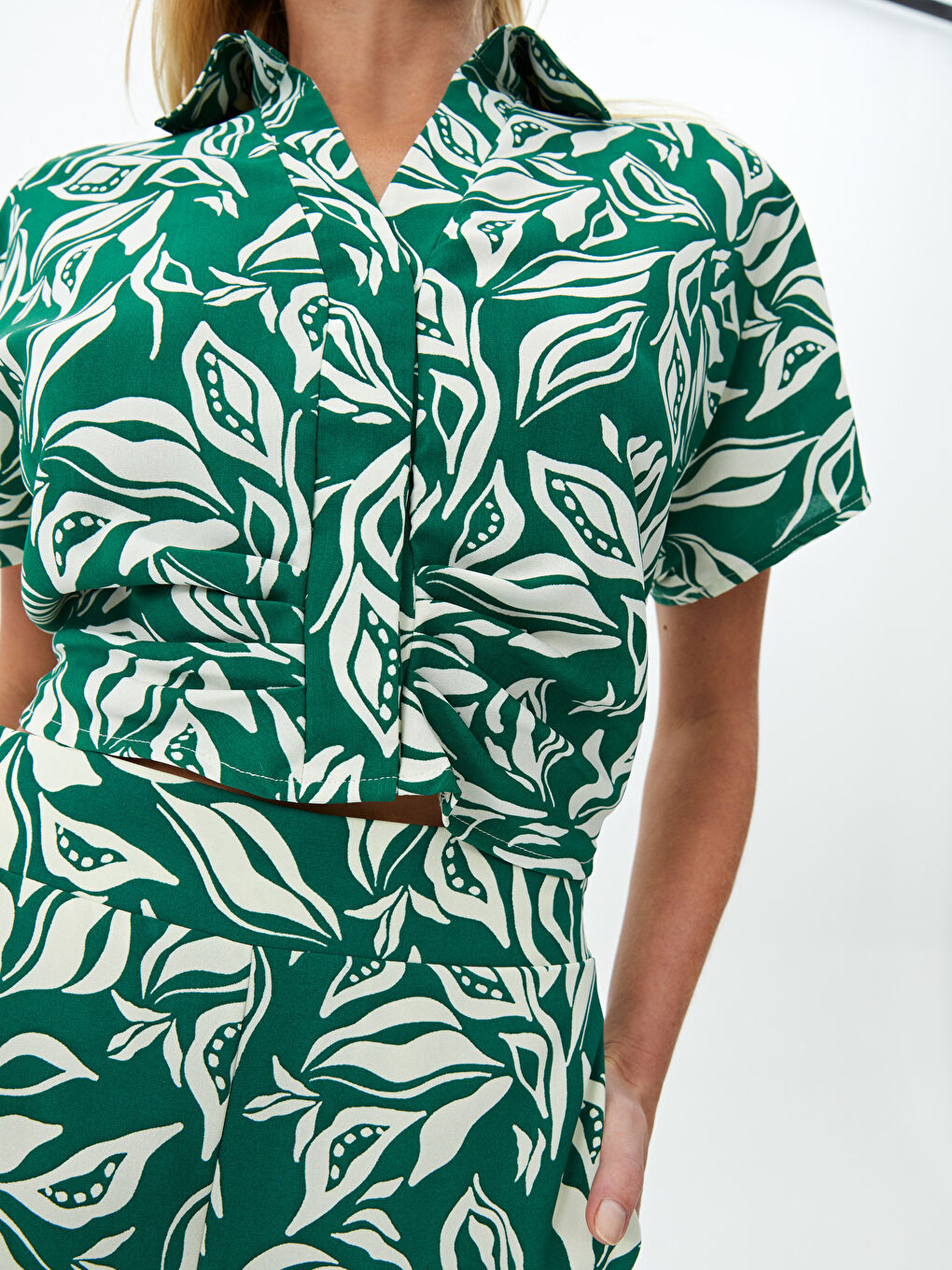 Shirt Collar Patterned Short Sleeve Crop Women's Blouse-3